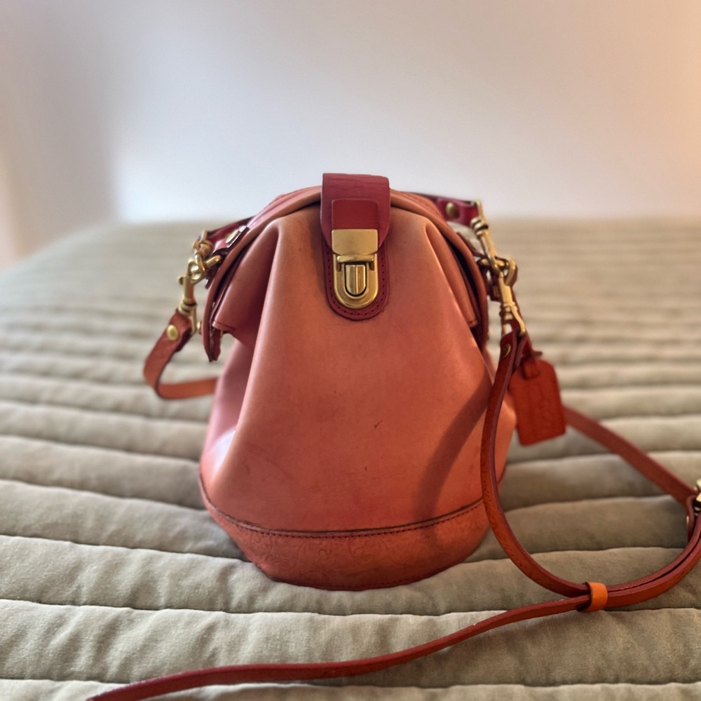 Old Trend leather doctor bucket bag